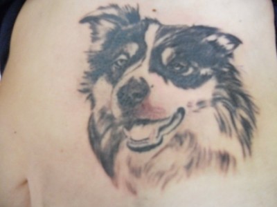 KYTattoo2.JPG (129.39 KiB) 9786 mal betrachtet Schwarz is fertig, jetzt kommt noch die Farbe....