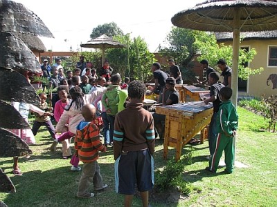 iThemba_Labantu.jpg (210.83 KiB) 3944 mal betrachtet iThemba Labantu im Stadtteil Philippi. Ein missionarisches Zentrum, das Bildung, medizinische Versorgung und Perspektive bietet.